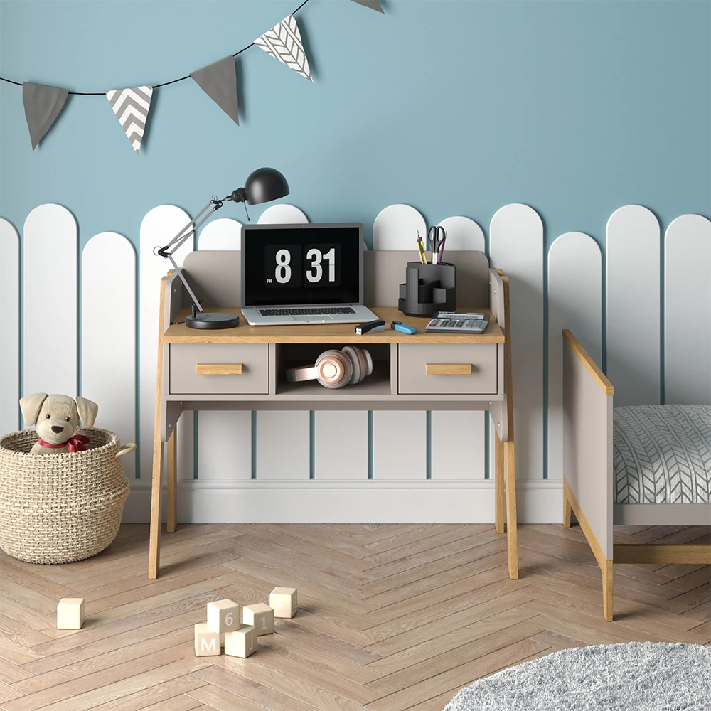 Schreibtisch in Cashmere/Artisan, dargestellt im Ambiente mit Dekoration