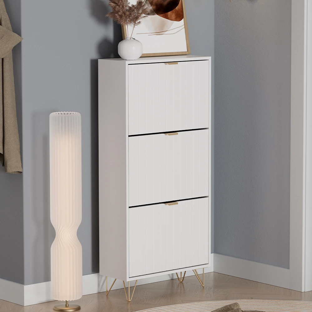 Schuhschrank in Weiß auf weißem Hintergrund