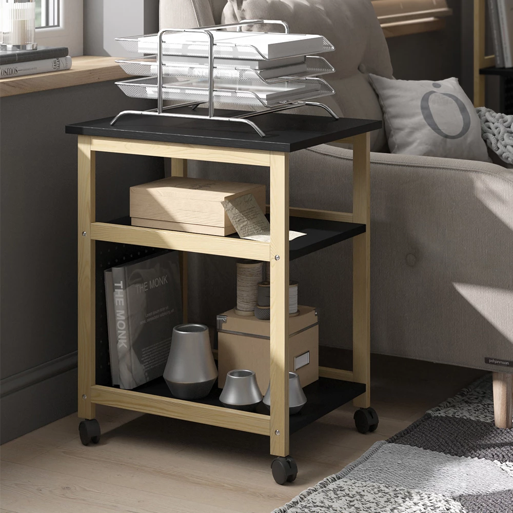 Trolley in Zwart, getoond in een sfeervolle omgeving met decoratie