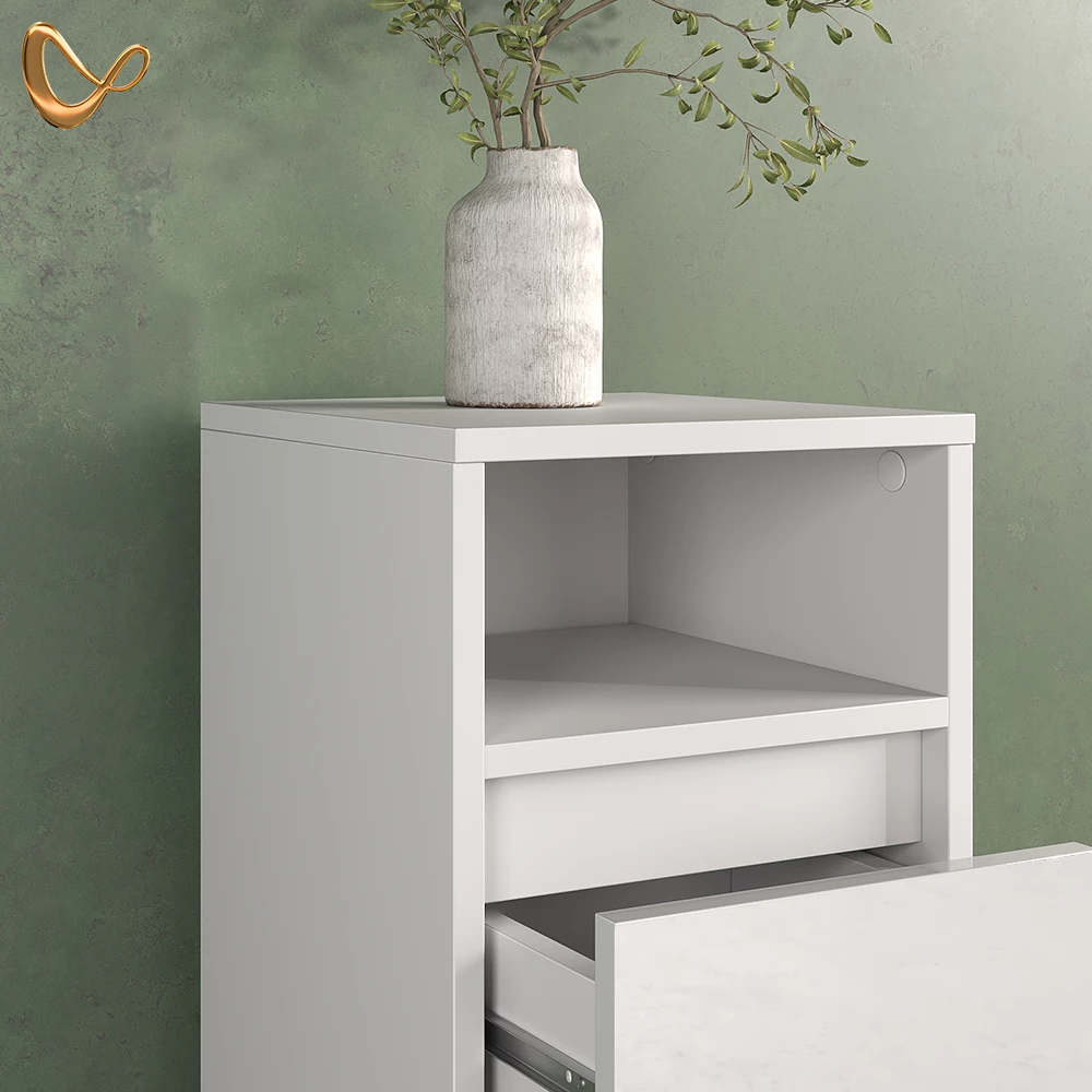 Nahaufnahme von Badmöbel-Set in Weiß, zeigt Design- und Oberflächendetails