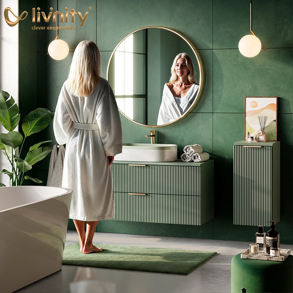 Badmöbel-Set in Weiß, dargestellt im Ambiente mit Dekoration