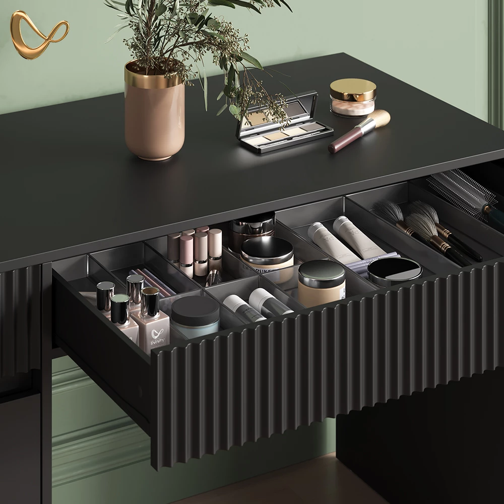 Nahaufnahme von Schminktisch in Schwarz, zeigt Design- und Oberflächendetails