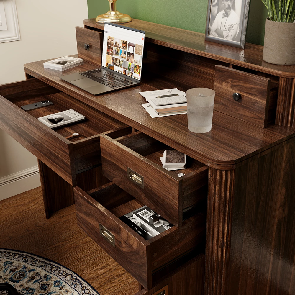 Schreibtisch in Eiche rustikal, dargestellt im Ambiente mit Dekoration