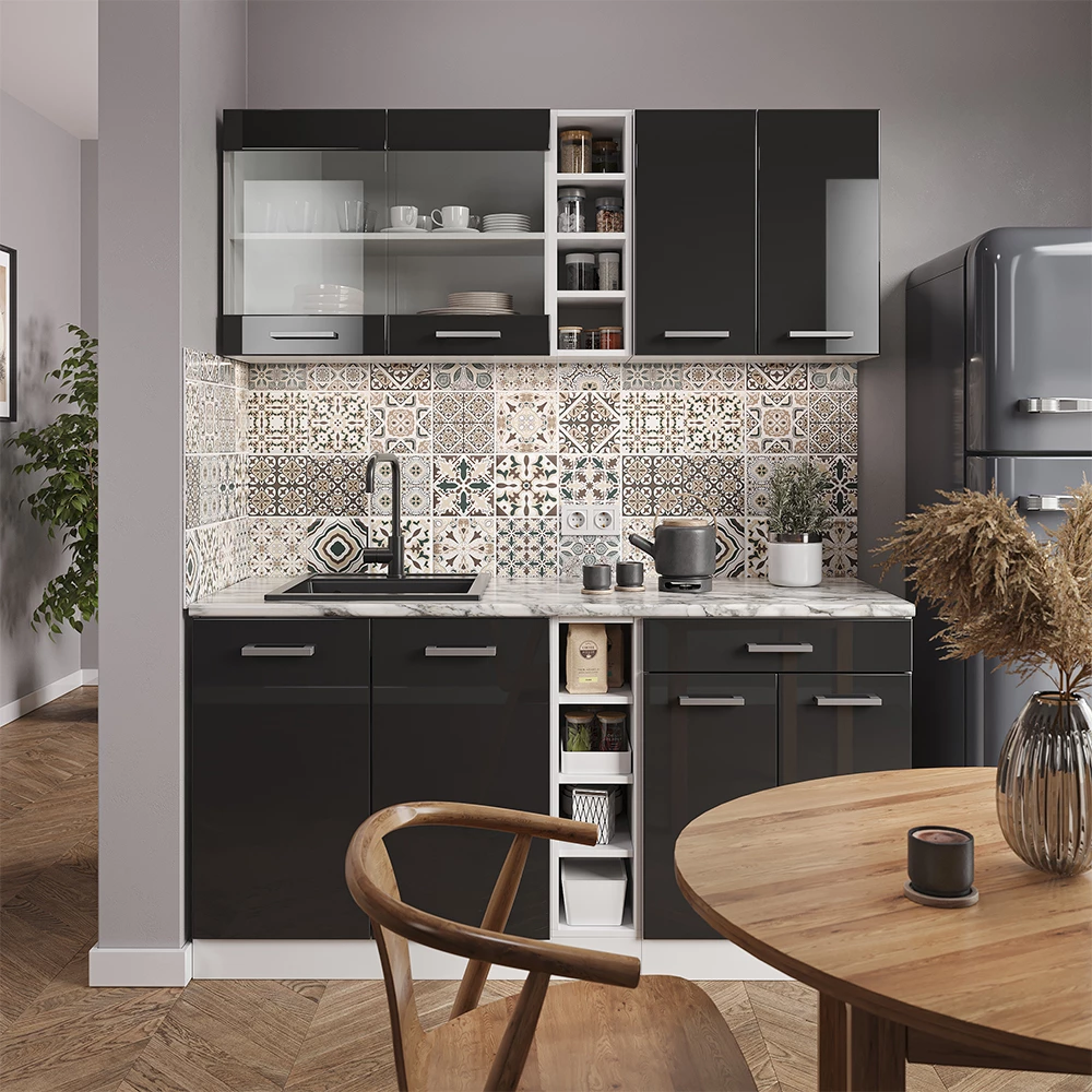 Scaffale da cucina in Bianco su sfondo bianco con elementi decorativi