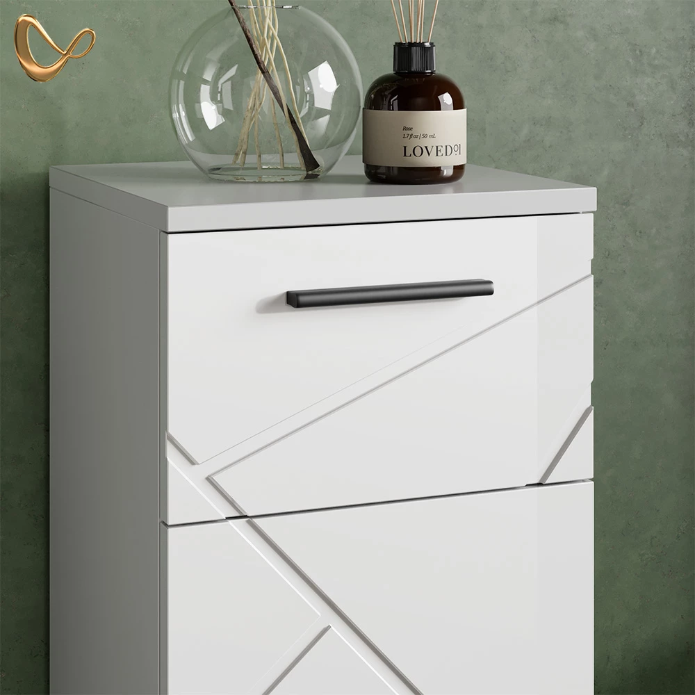 Nahaufnahme von Badmöbel-Set in Weiß Hochglanz, zeigt Design- und Oberflächendetails