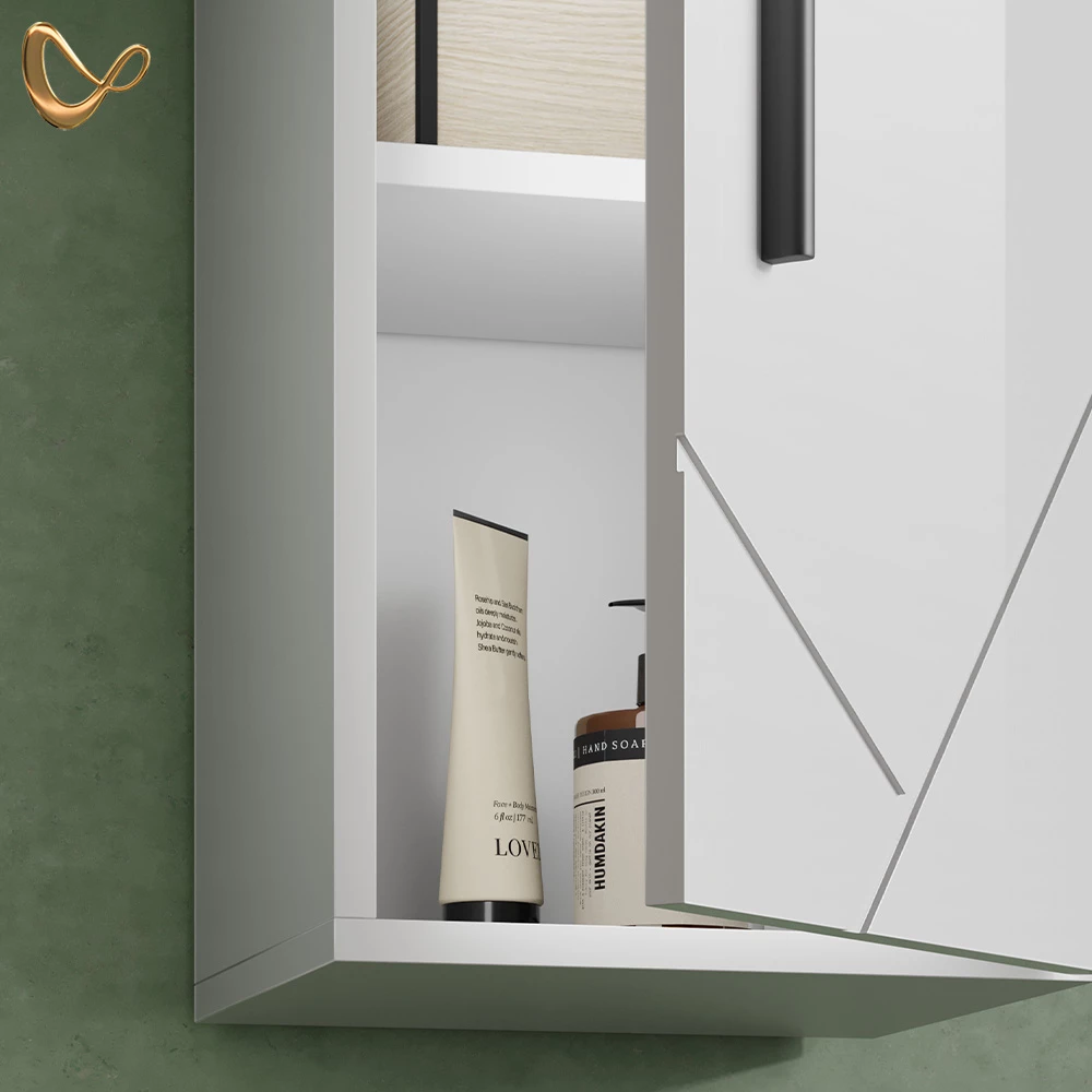 Nahaufnahme von Badschrank in Weiß Hochglanz, zeigt Design- und Oberflächendetails