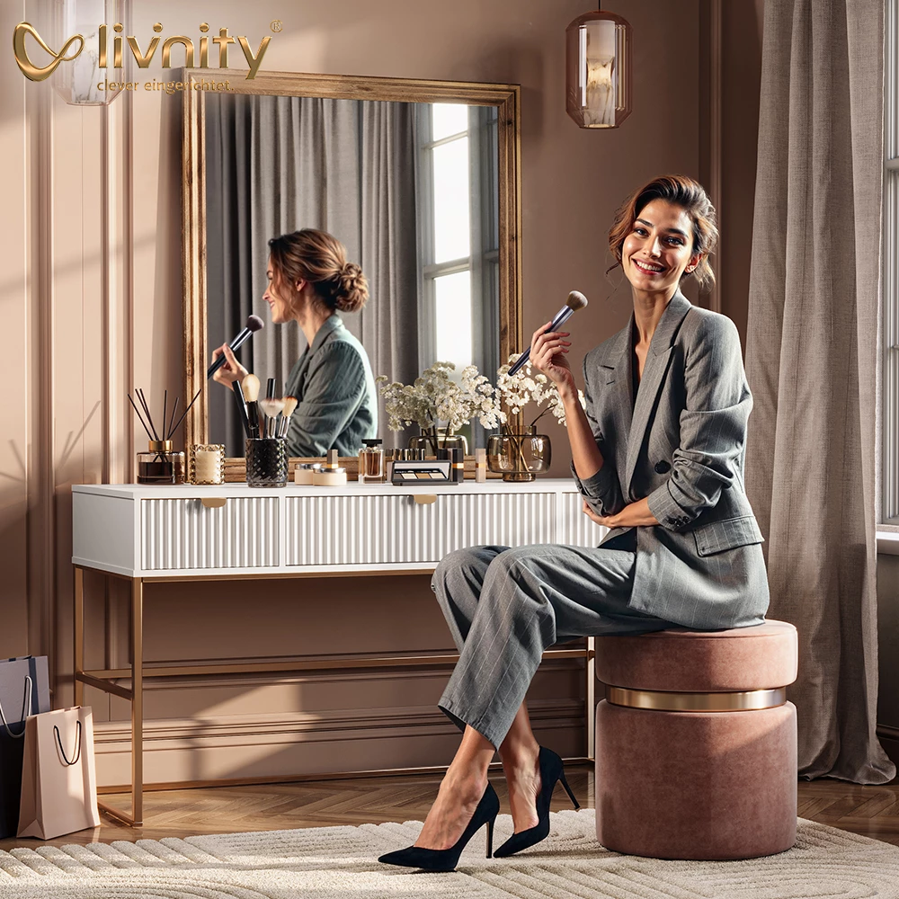 Schminktisch in Weiß/Gold, dargestellt im Ambiente mit Dekoration