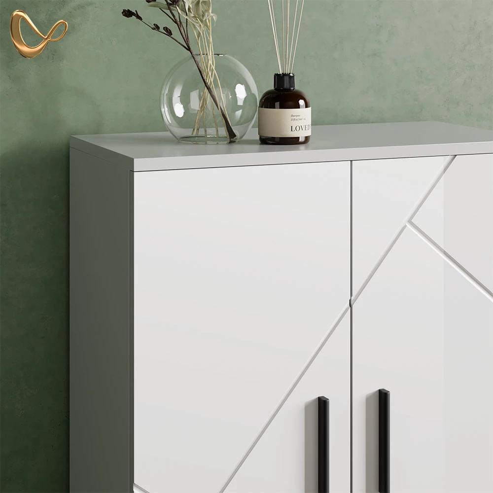 Nahaufnahme von Badmöbel-Set in Weiß Hochglanz, zeigt Design- und Oberflächendetails