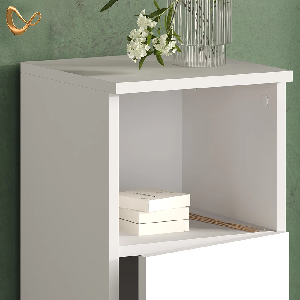 Nahaufnahme von Midischrank in Weiß, zeigt Design- und Oberflächendetails