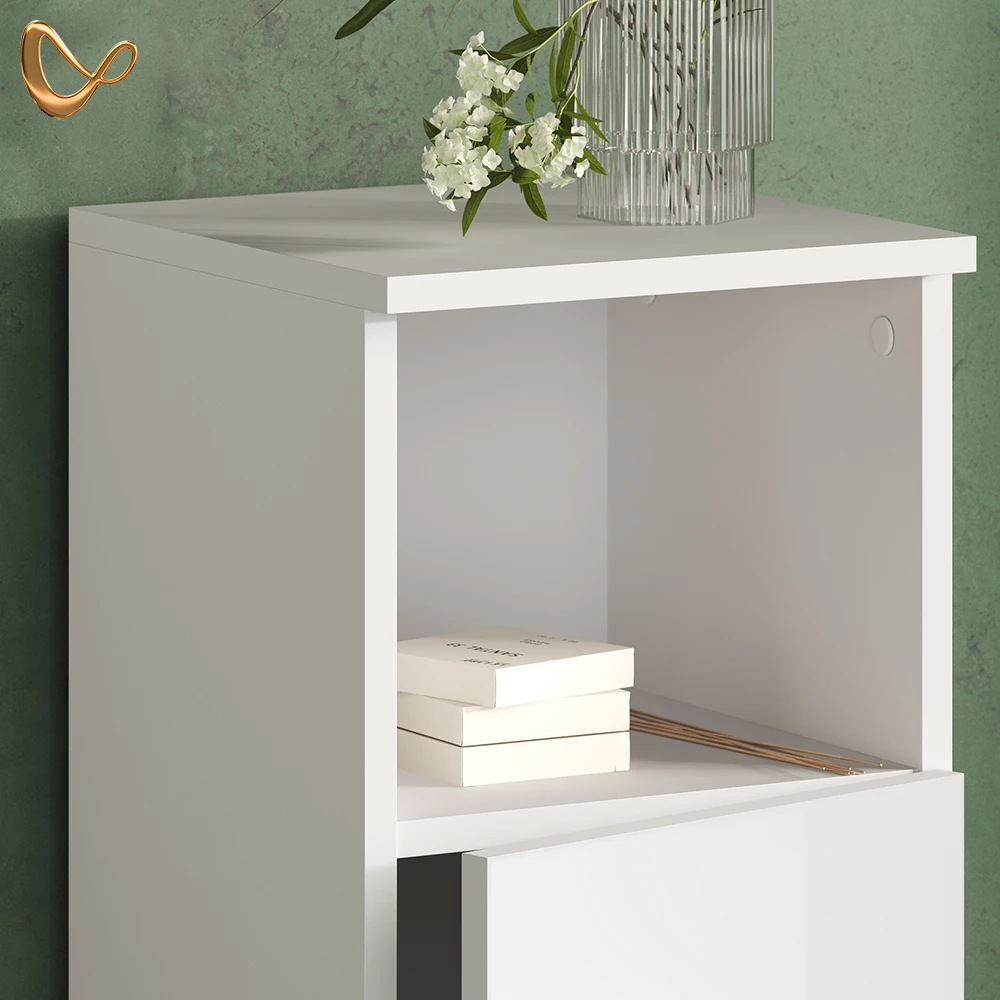 Nahaufnahme von Midischrank in Weiß Hochglanz, zeigt Design- und Oberflächendetails