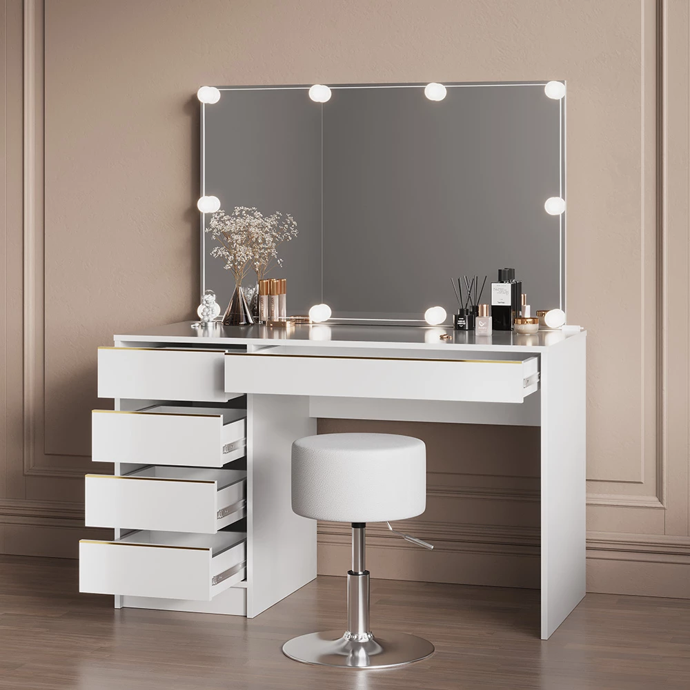 Nahaufnahme von Schminktisch in Weiß/Gold, zeigt Textur/Details