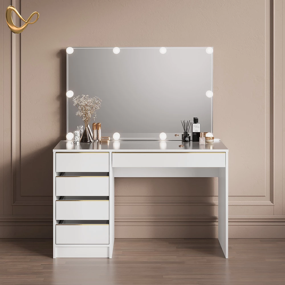 Schminktisch in Weiß/Gold, dargestellt im Ambiente und auf weißem Hintergrund