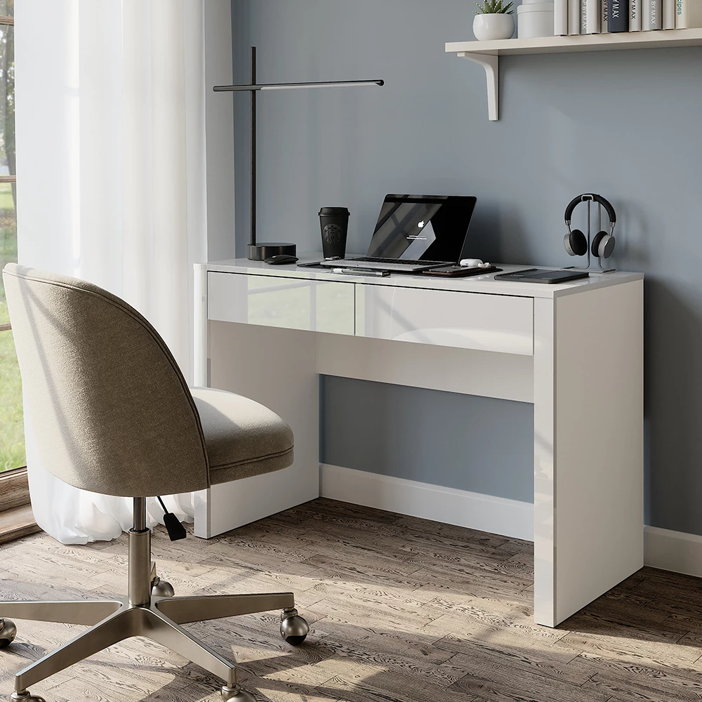 Schreibtisch in Weiß Hochglanz/Weiß, dargestellt im Ambiente mit Dekoration