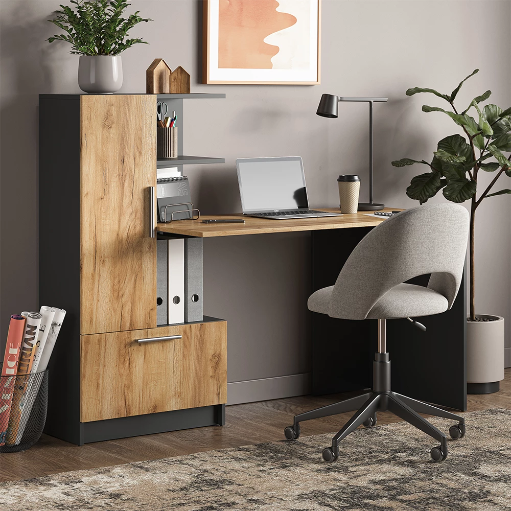 Schreibtisch u boji Anthrazit/Goldkraft Eiche, prikazan u ambijentalnom okruženju s dekoracijom