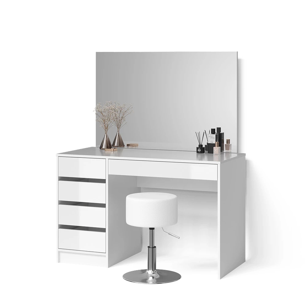 Schminktisch-Set in Weiß auf weißem Hintergrund