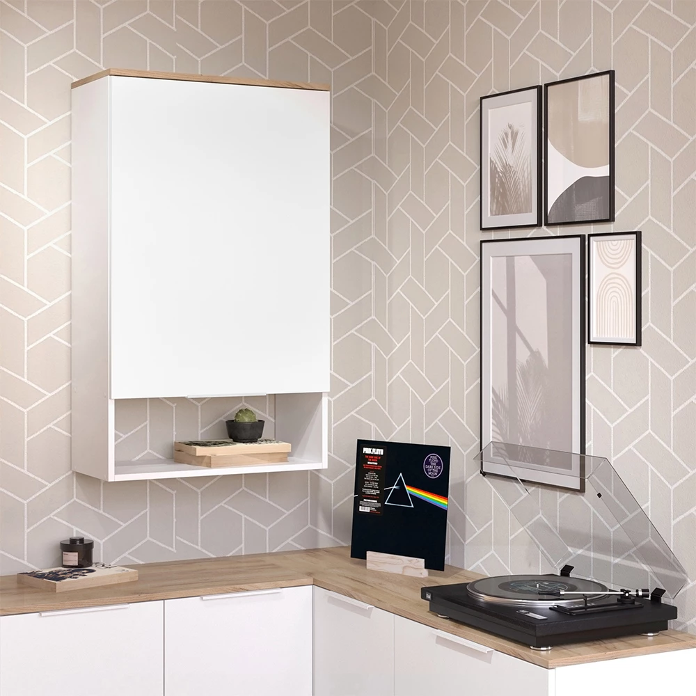 Hängeschrank in Weiß/Sonoma, dargestellt im Ambiente mit Dekoration