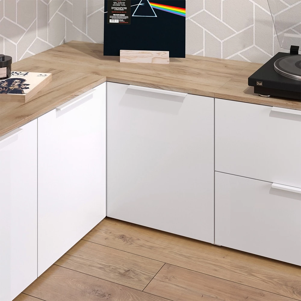 Eckkommode in Weiß/Sonoma, dargestellt im Ambiente mit Dekoration