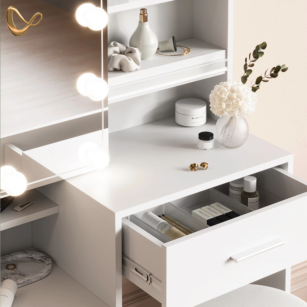 Nahaufnahme von Schminktisch in Weiß, zeigt Design- und Oberflächendetails