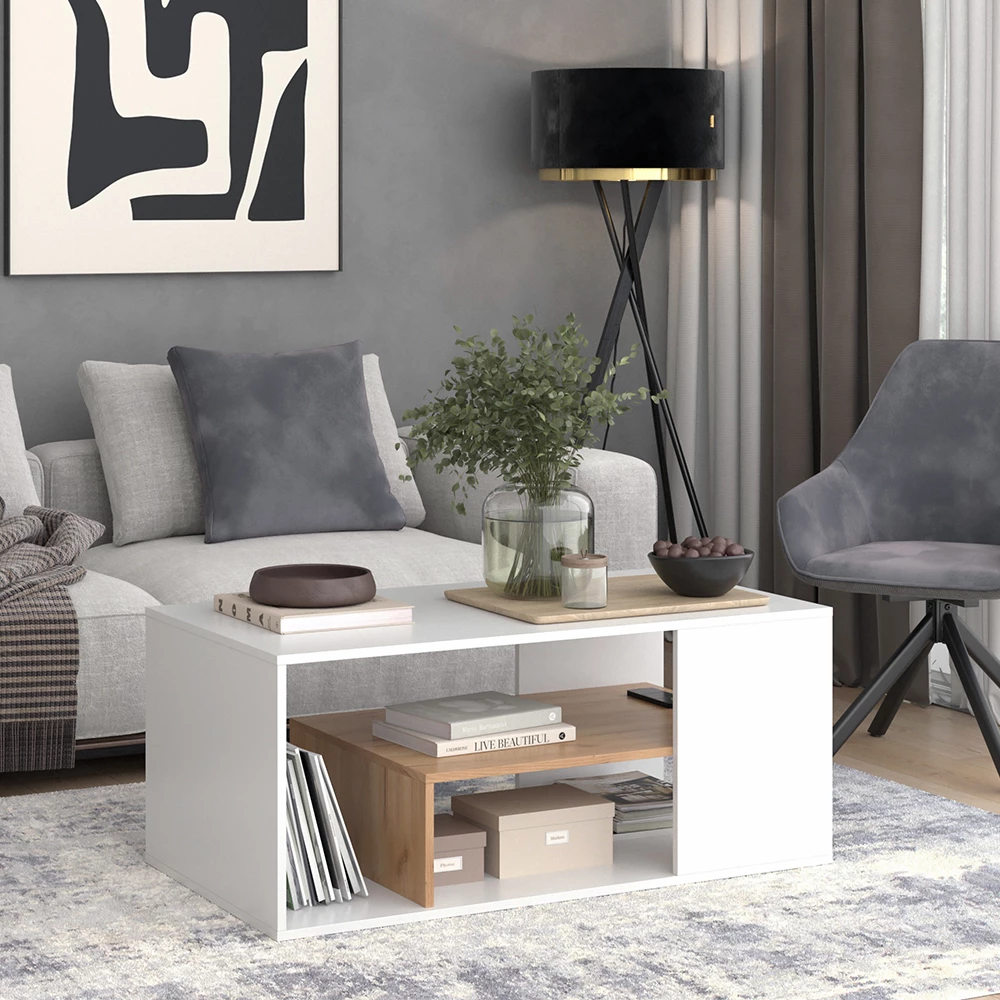 Mesa de centro en Roble blanco/dorado sobre fondo blanco con elementos decorativos