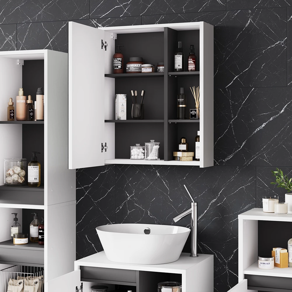 Nahaufnahme von Badspiegelschrank in Weiß/Grau, zeigt Design- und Oberflächendetails