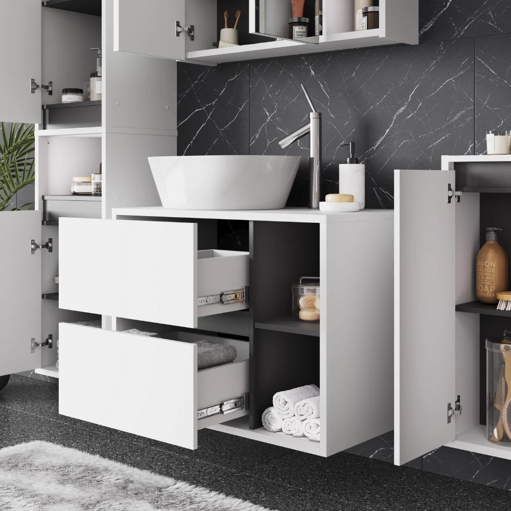 Nahaufnahme von Waschbeckenunterschrank in Weiß/Grau, zeigt Design- und Oberflächendetails