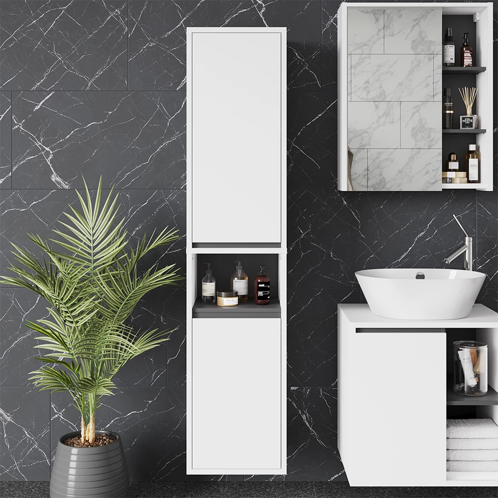 Hochschrank in Weiß/Grau, dargestellt im Ambiente mit Dekoration