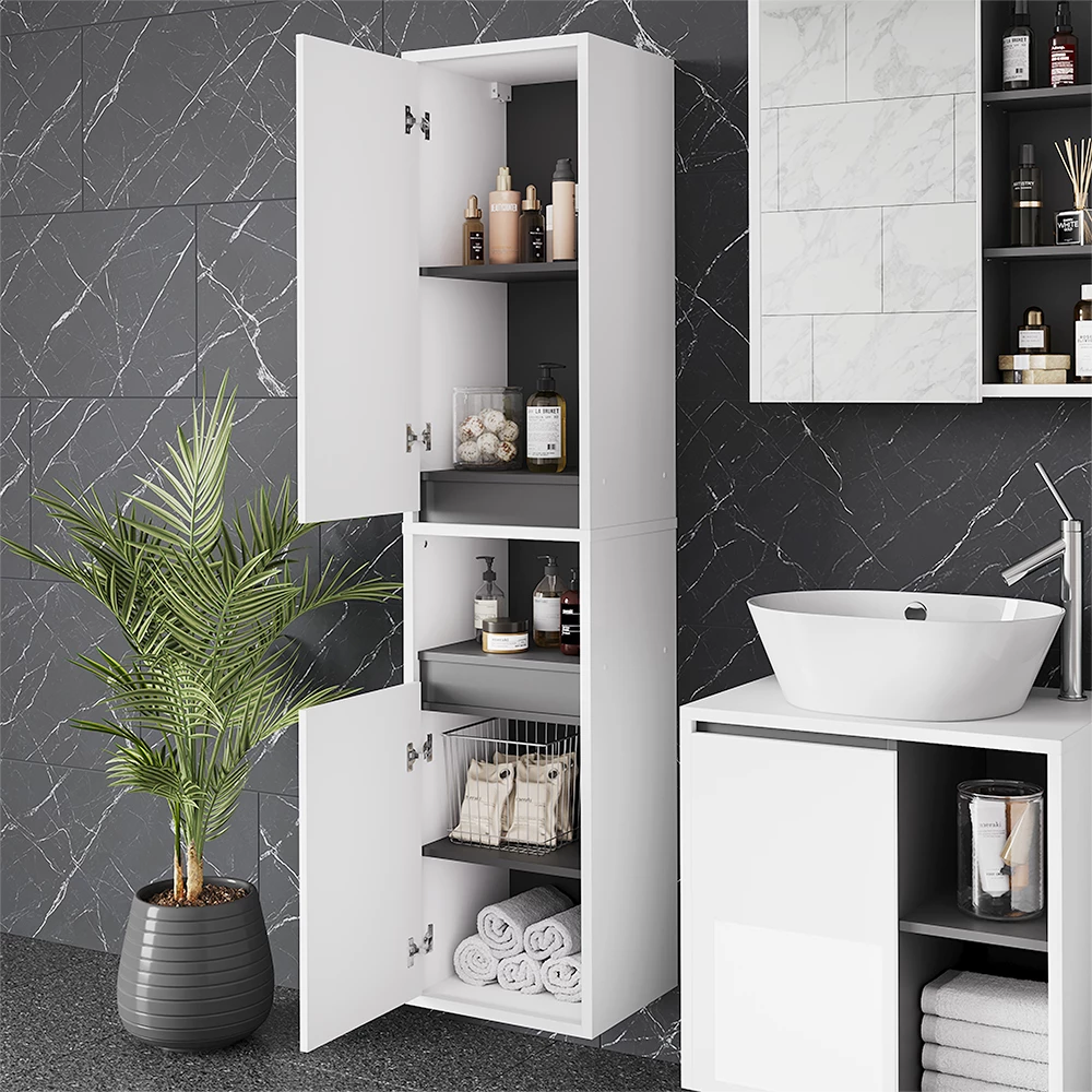Nahaufnahme von Hochschrank in Weiß/Grau, zeigt Design- und Oberflächendetails