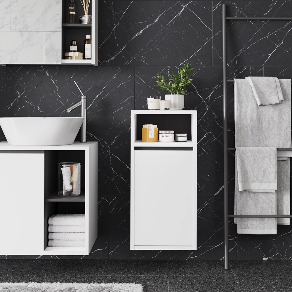 Badschrank in Weiß/Grau, dargestellt im Ambiente mit Dekoration