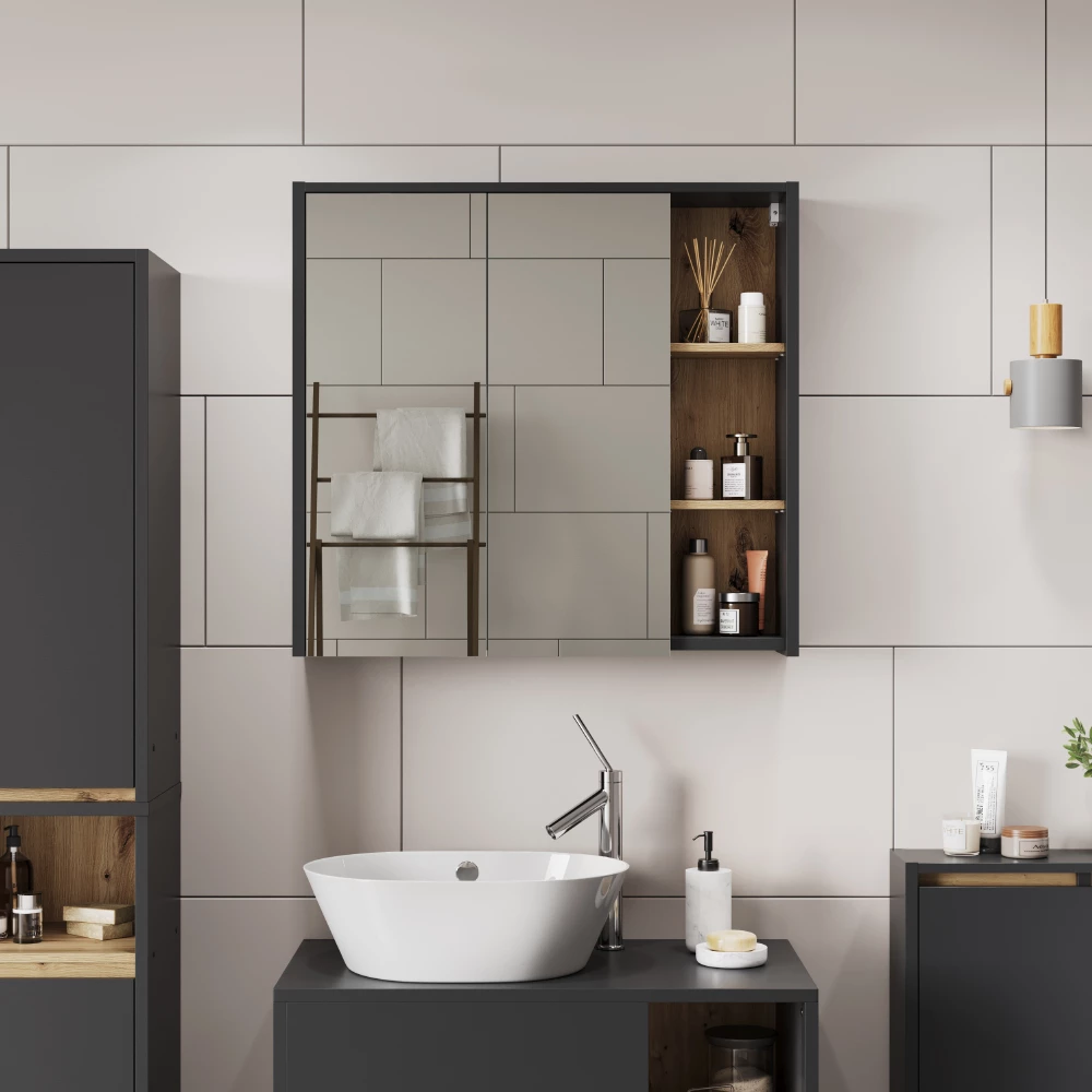 Mobile a specchio per bagno in Grigio/Artisan, mostrato in un ambiente ambientale con decorazioni