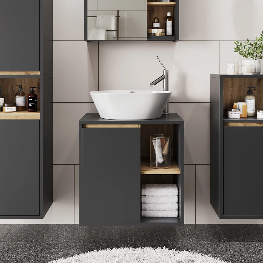 Mobiletto per lavabo in Grigio/Artisan, mostrato in un ambiente ambientale con decorazioni