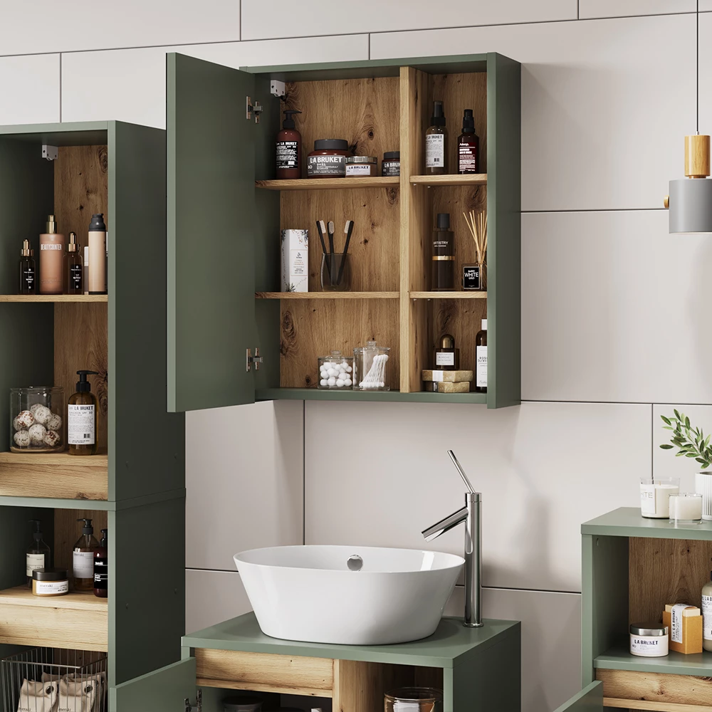 Nahaufnahme von Badspiegelschrank in Grün/Artisan, zeigt Design- und Oberflächendetails
