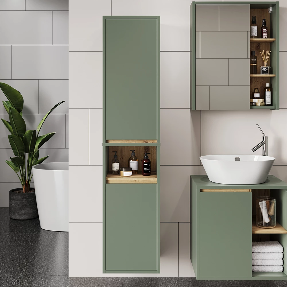 Hoge kast in Groen/Kunstzinnig, getoond in een sfeervolle omgeving met decoratie
