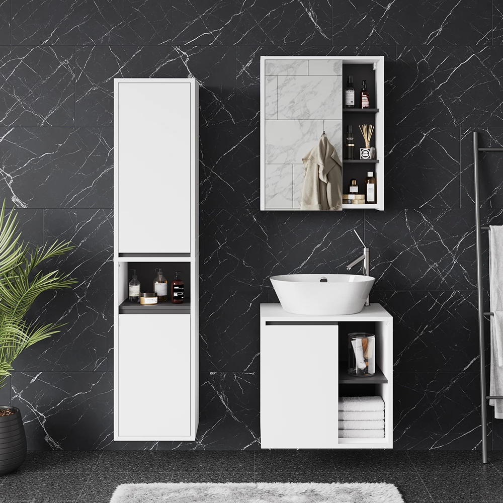 Badmöbel-Set in Weiß/Grau, dargestellt im Ambiente mit Dekoration