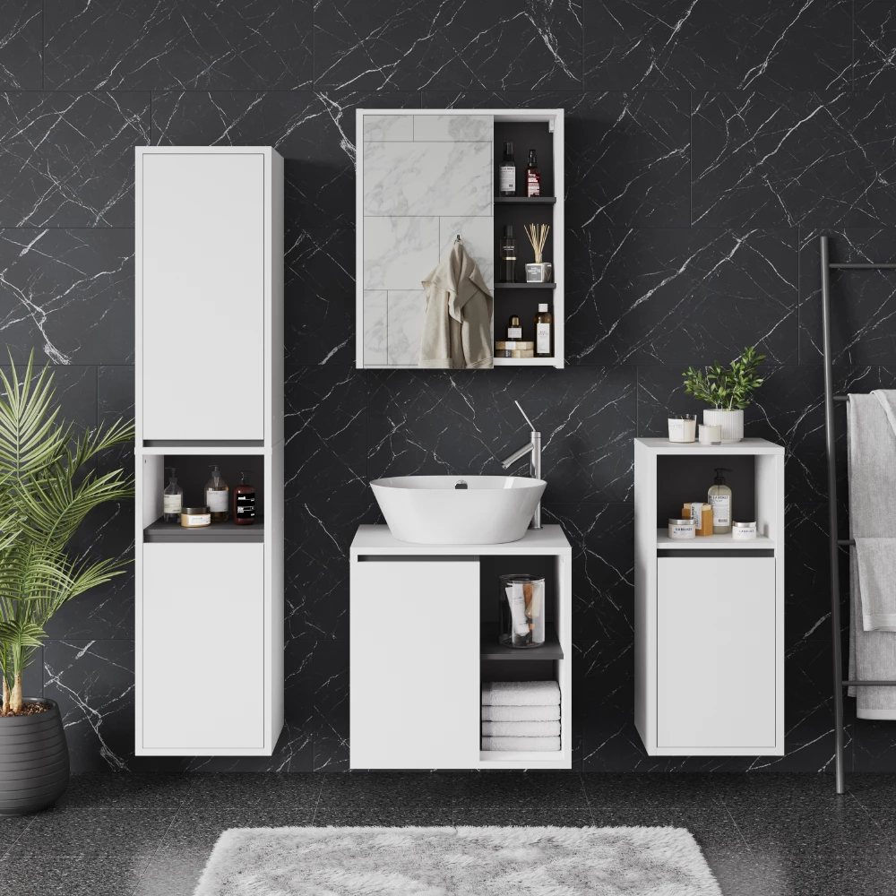 Badmöbel-Set in Weiß/Grau, dargestellt im Ambiente mit Dekoration