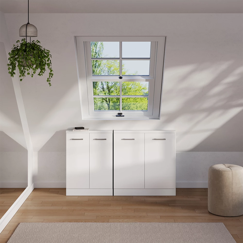 Dachschrägenschrank in Weiß Hochglanz/Weiß, dargestellt im Ambiente mit Dekoration