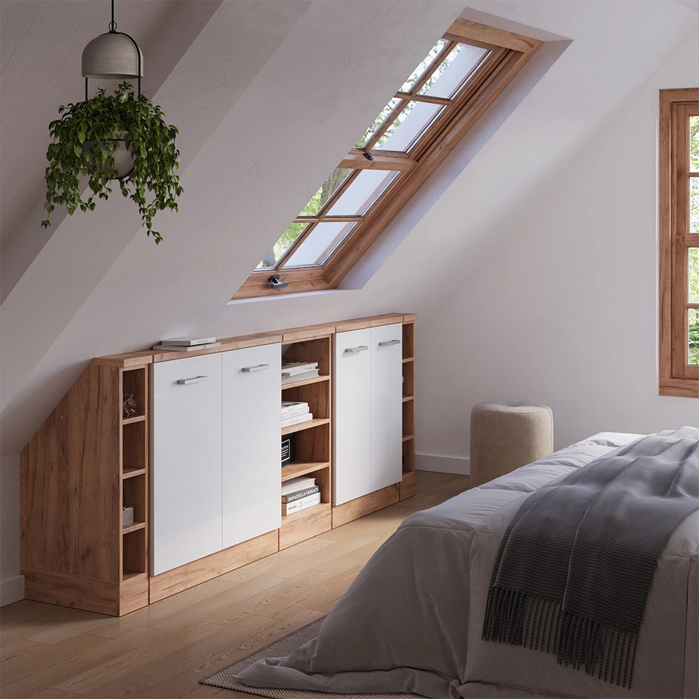 Dachschrägenschrank in Weiß Hochglanz/Goldkraft Eiche auf weißem Hintergrund