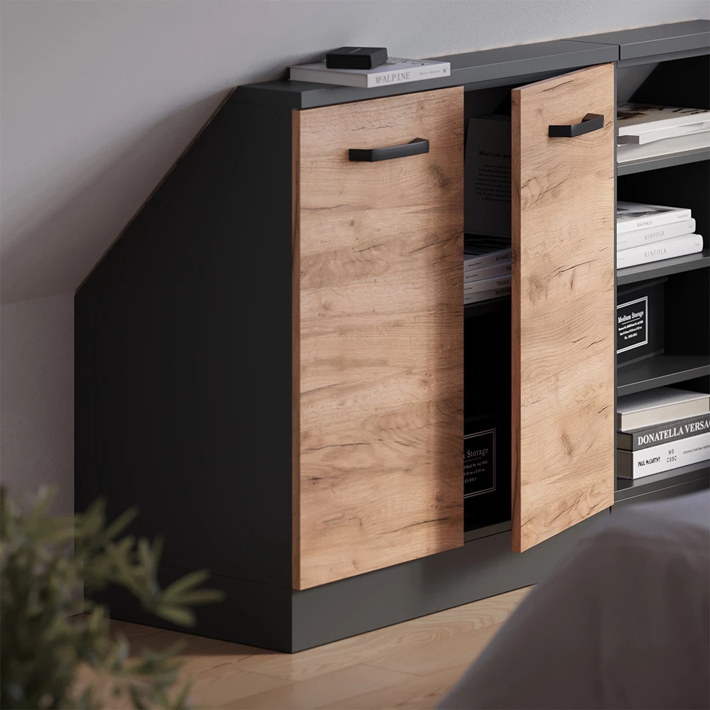 Dachschrägenschrank in Goldkraft Eiche/Anthrazit auf weißem Hintergrund mit dekorativen Elementen