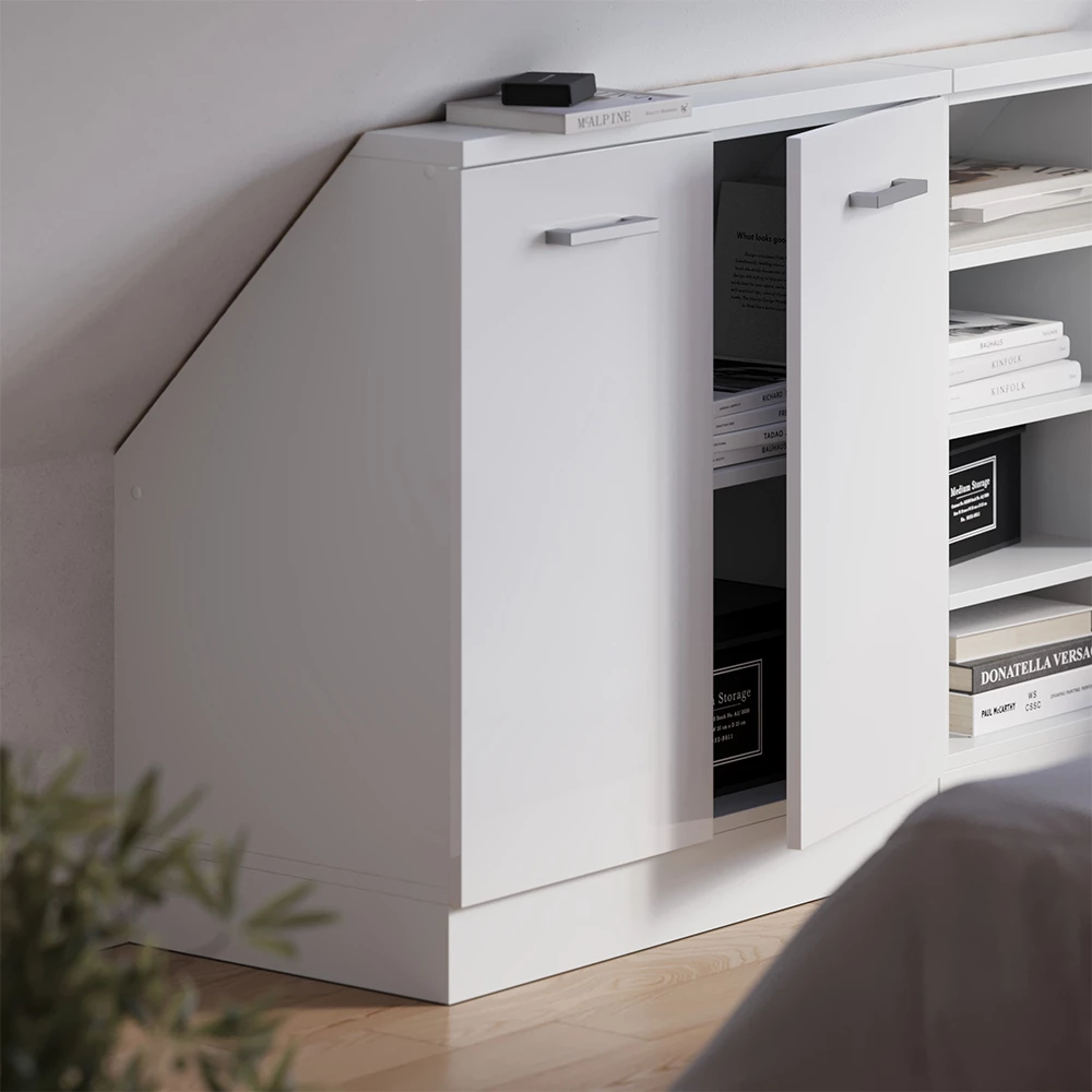 Dachschrägenschrank in Weiß Hochglanz/Weiß auf weißem Hintergrund mit dekorativen Elementen