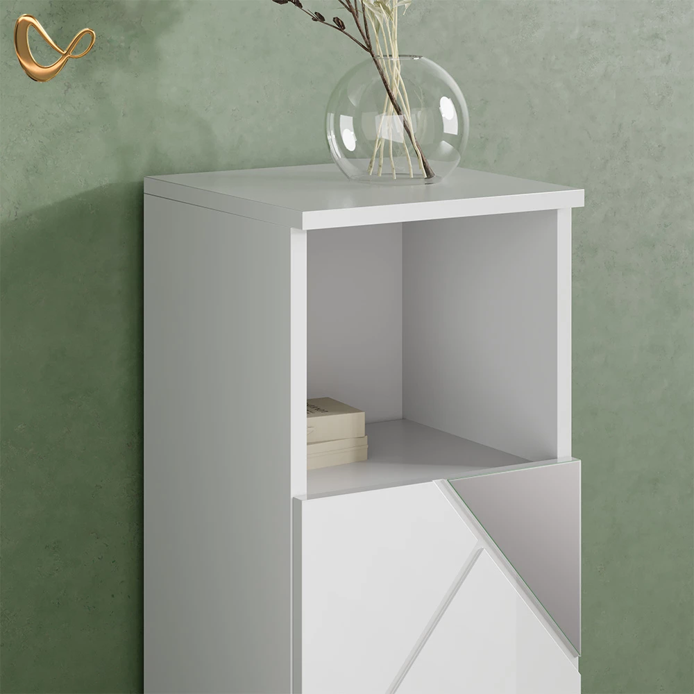 Nahaufnahme von Midischrank in Weiß Hochglanz mit Einsätzen, zeigt Design- und Oberflächendetails