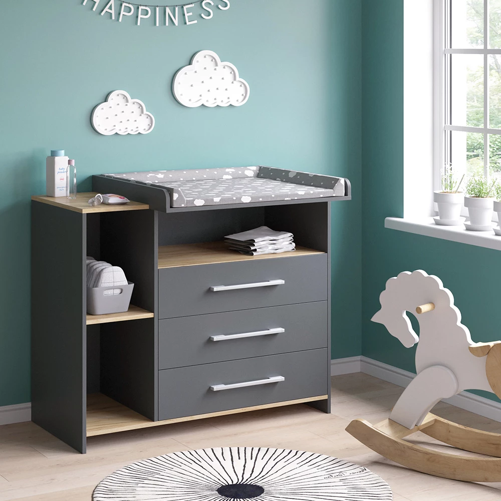 Commode à langer en Anthracite/chêne doré, présenté dans un décor ambiant avec décoration