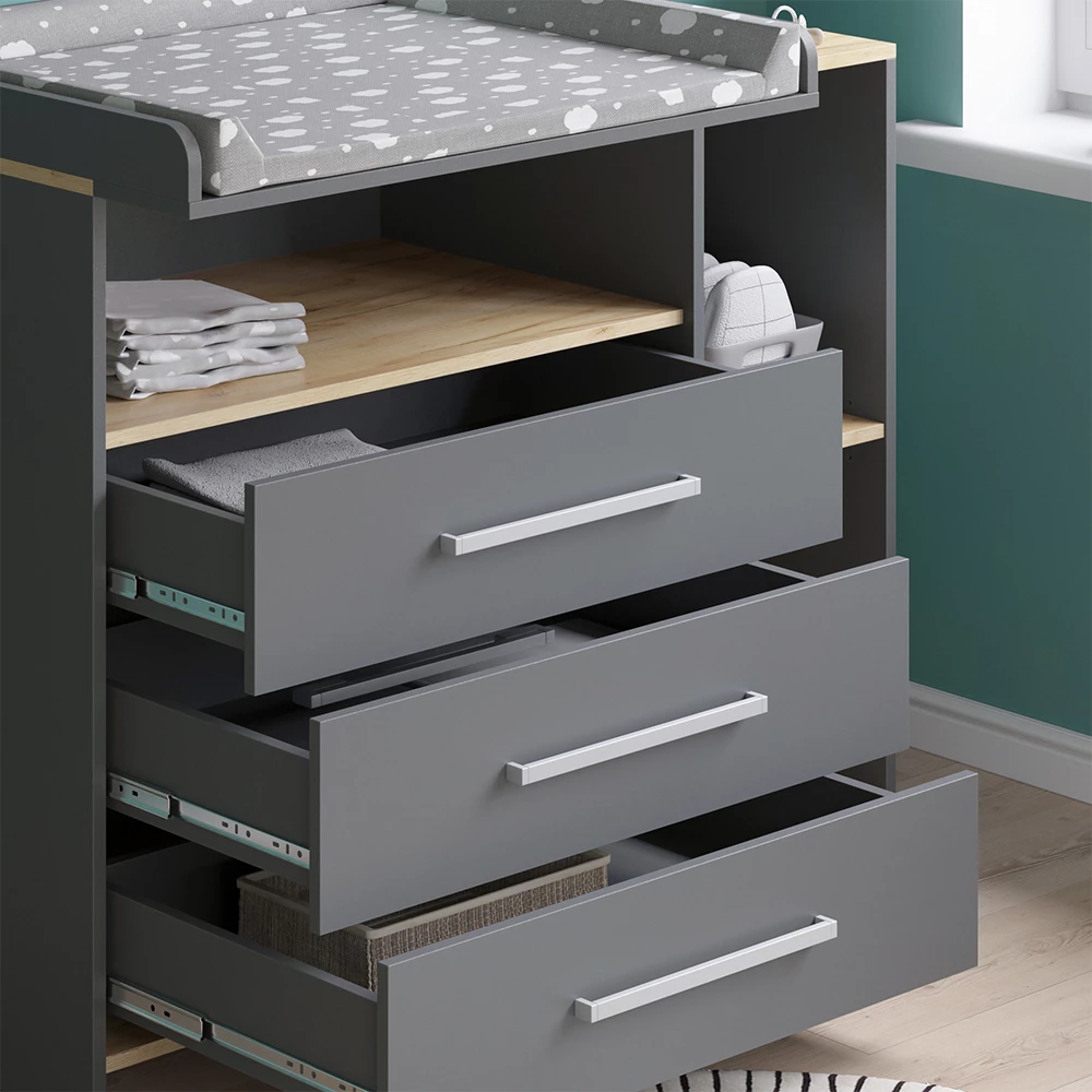 Gros plan de Commode à langer en Anthracite/chêne doré, montrant la texture/les détails