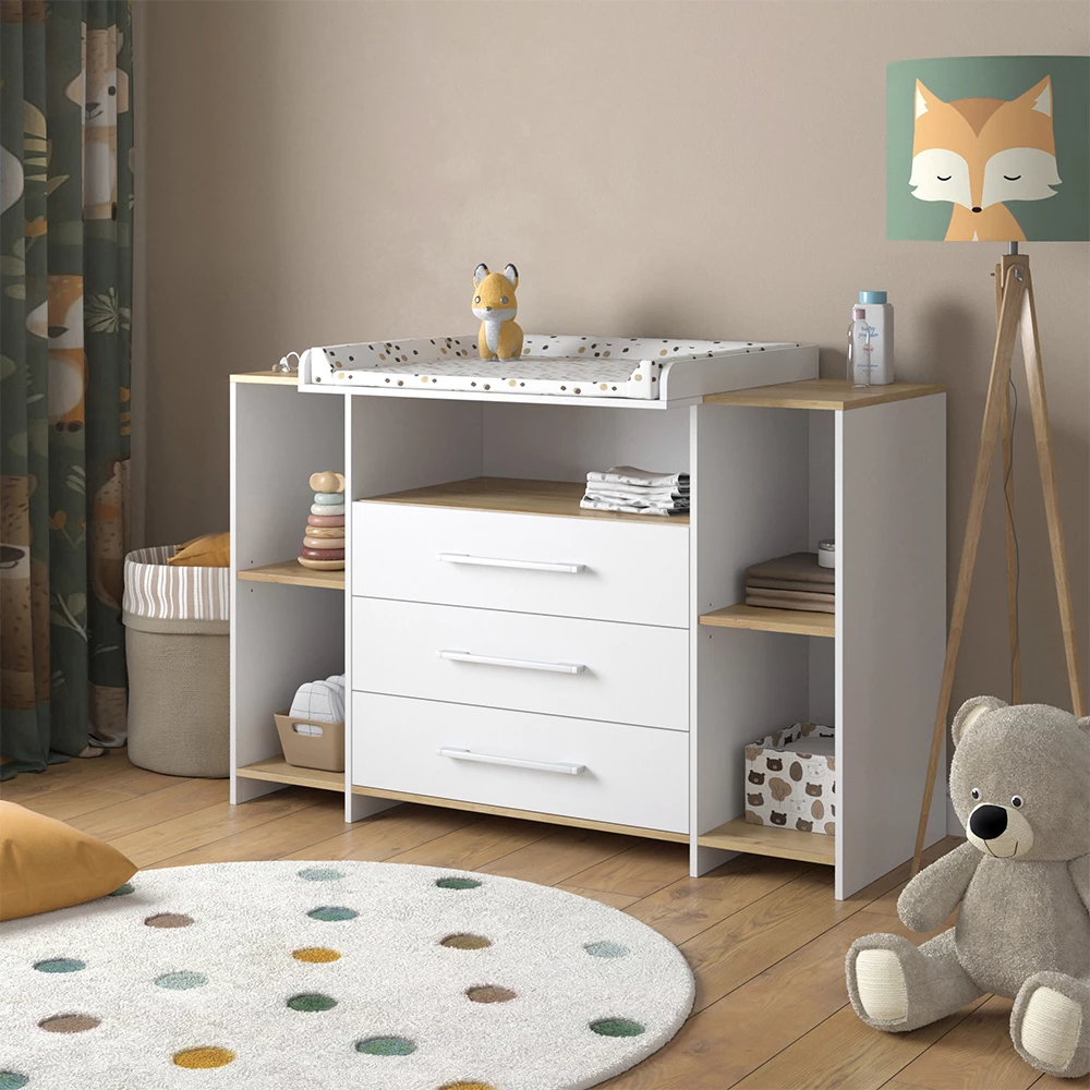 Fasciatoio in Rovere bianco/dorato, mostrato in un ambiente ambientale con decorazioni