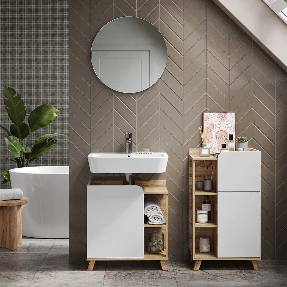 Mobiletto bagno in Sonoma/Bianco, mostrato in un ambiente ambientale con decorazioni