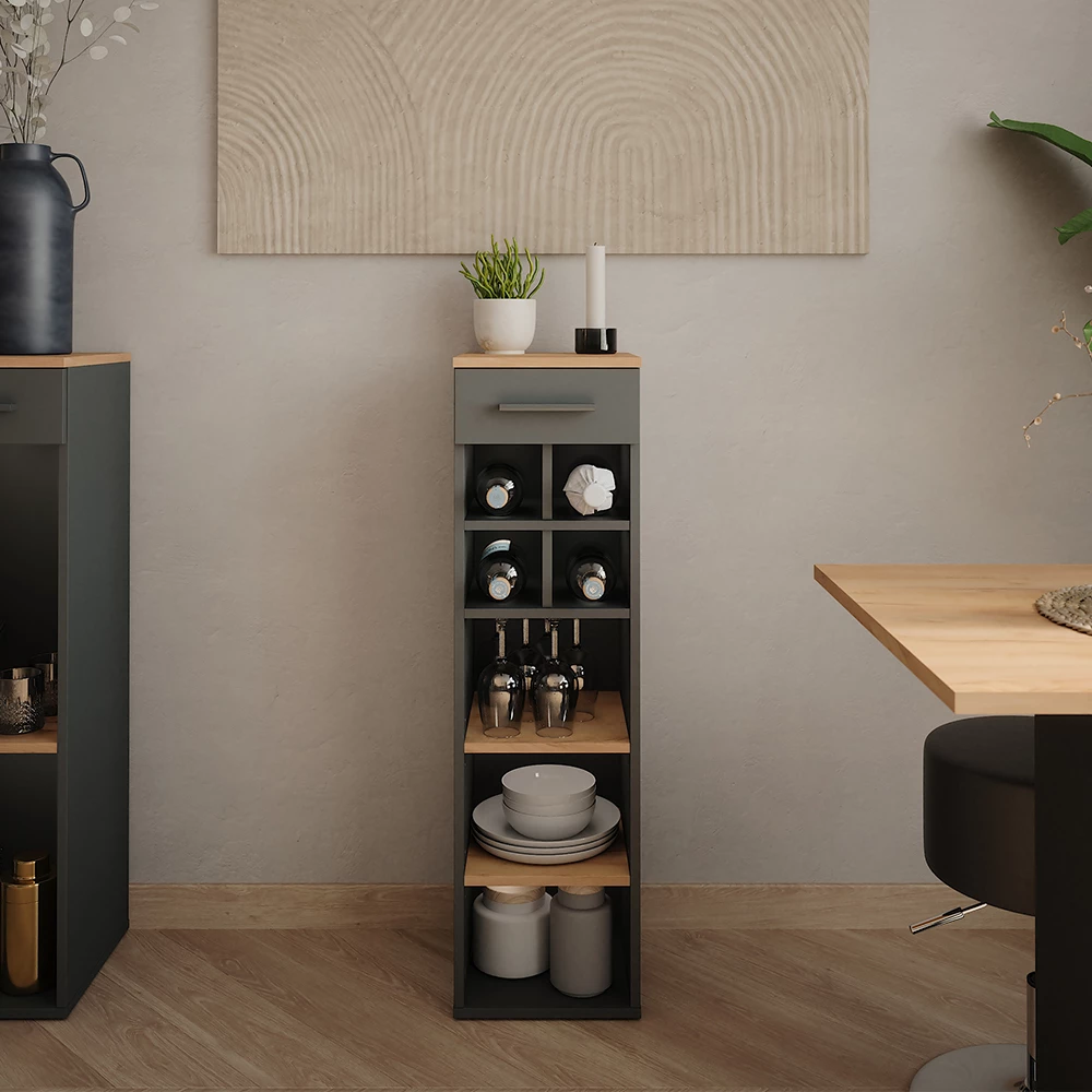 Wijnrek in Eik goud/antraciet shown in ambient setting with decoration