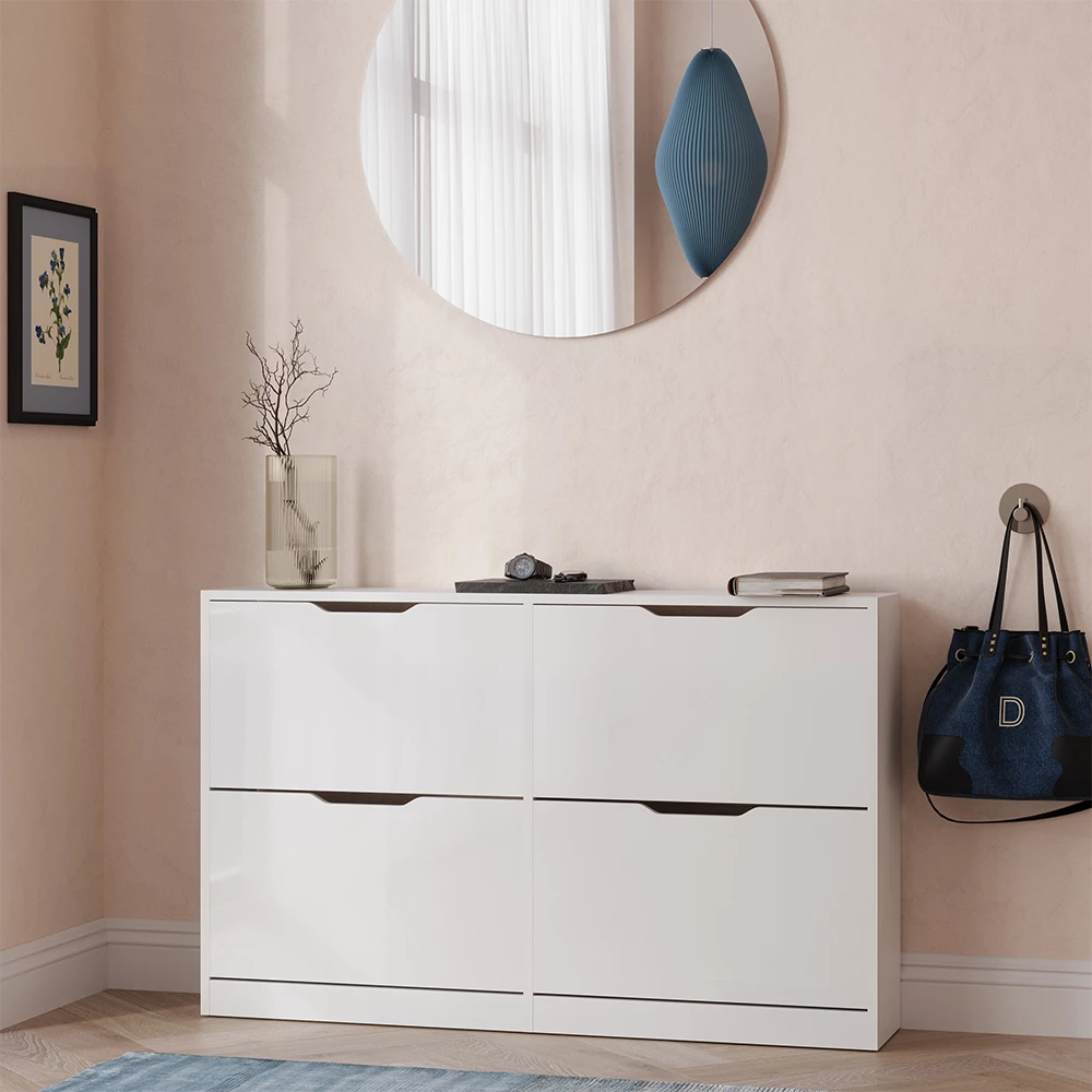 Skotipper i farven Hvid/hvid højglans, vist i et miljø med dekoration