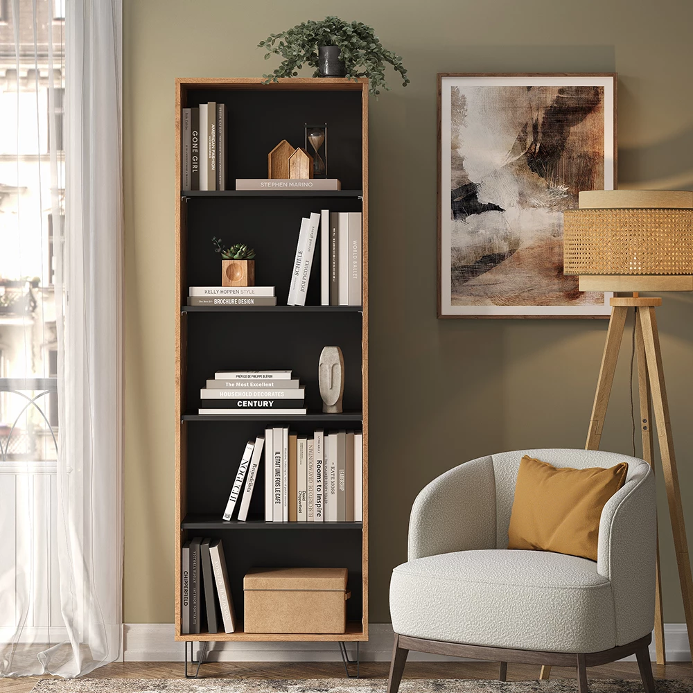 Boekenplank in Eiken Wotan op een witte achtergrond met decoratieve elementen
