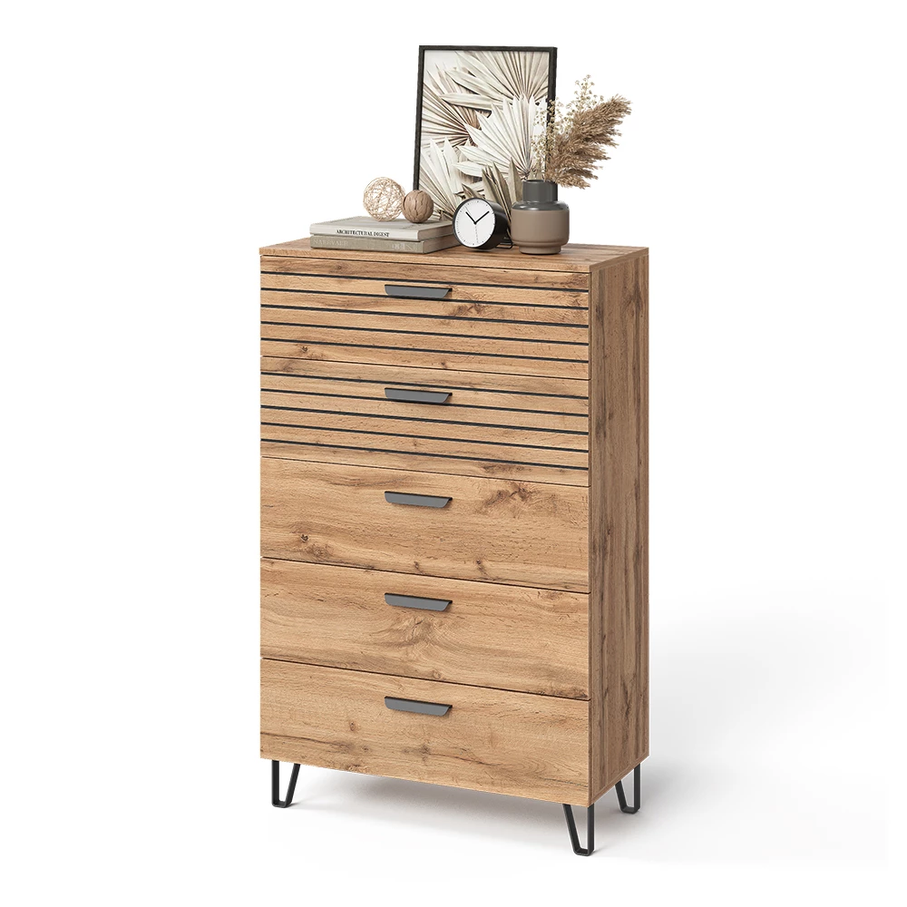 Dressoir in Eiken Wotan op een witte achtergrond met decoratieve elementen