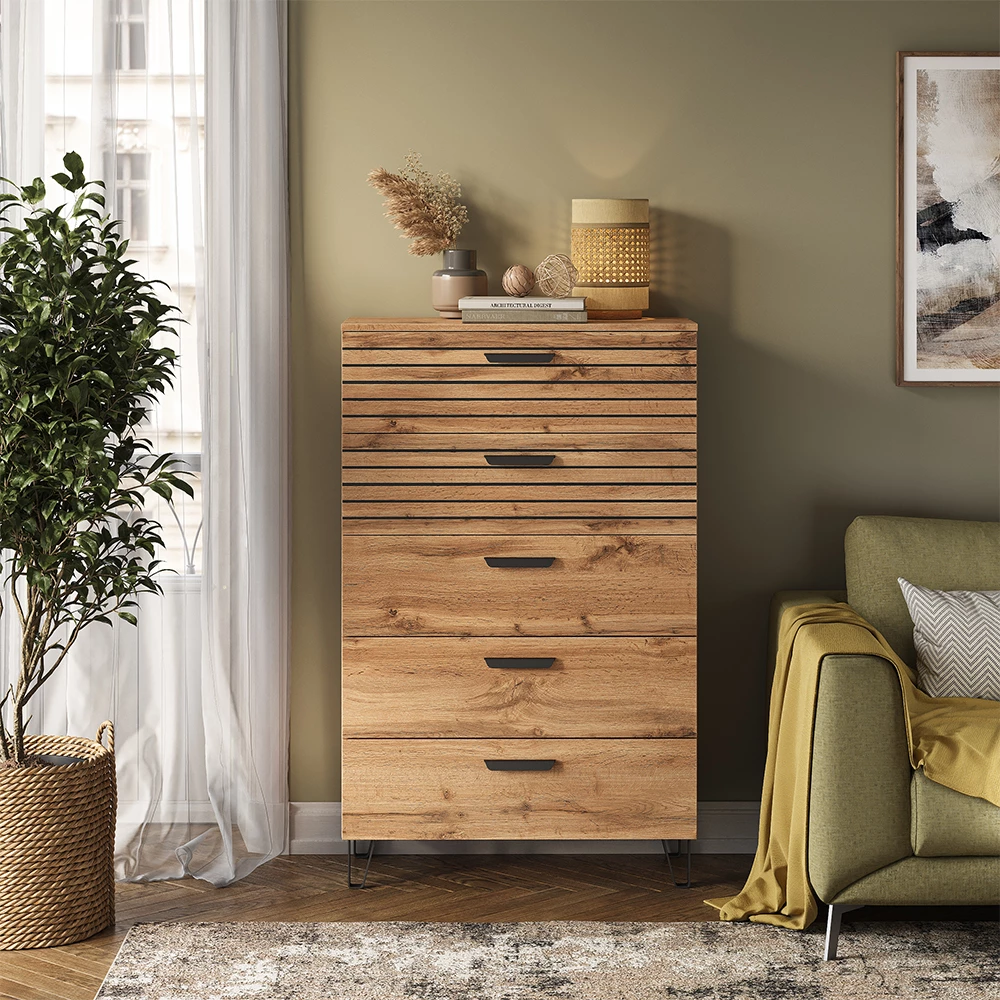 Dressoir in Eiken Wotan op een witte achtergrond met decoratieve elementen