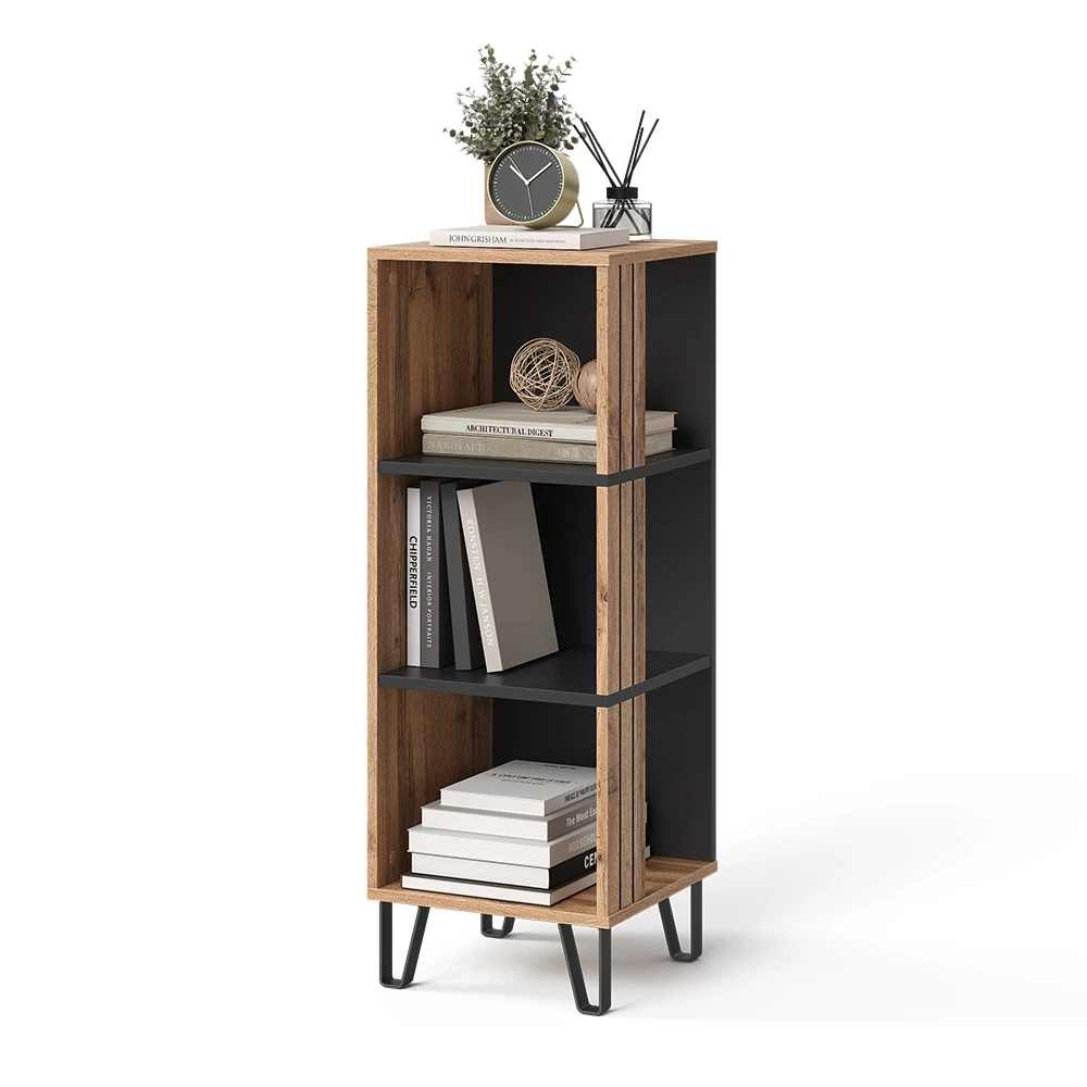 Boekenplank in Eiken Wotan op een witte achtergrond met decoratieve elementen