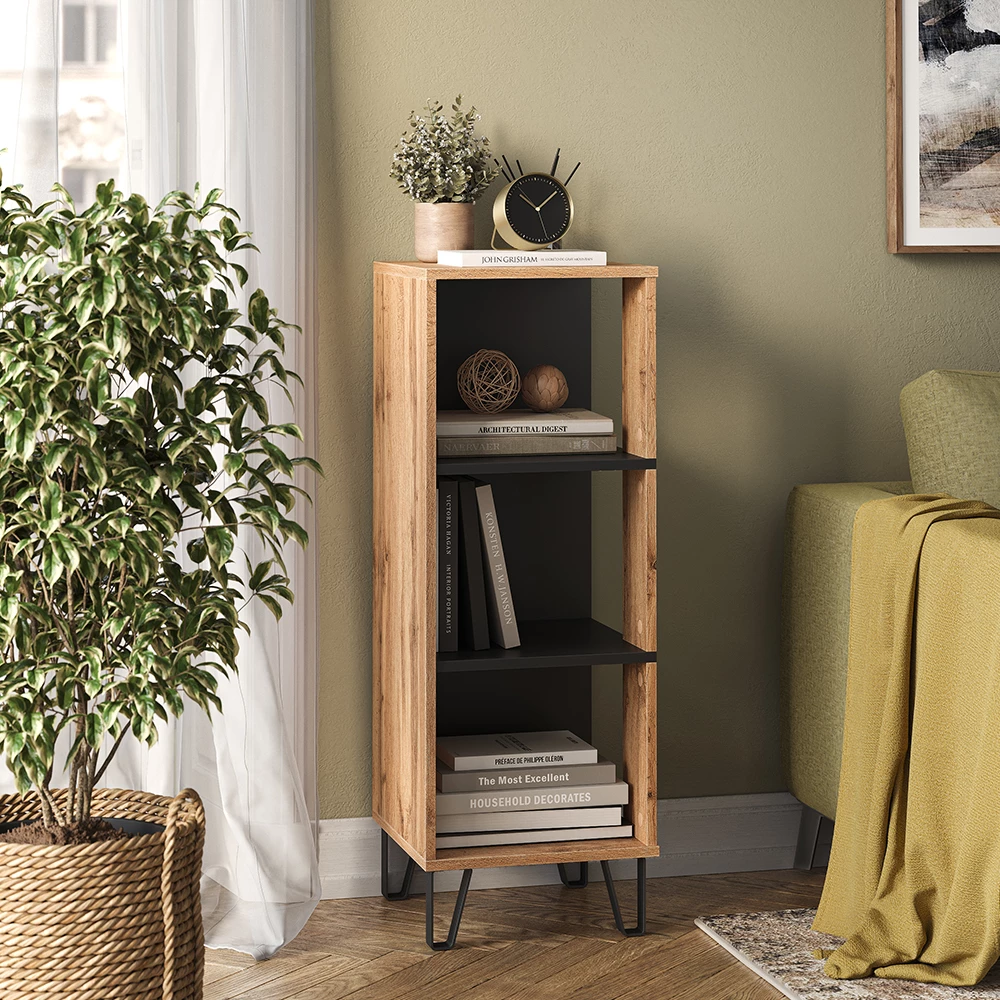 Boekenplank in Eiken Wotan op een witte achtergrond met decoratieve elementen